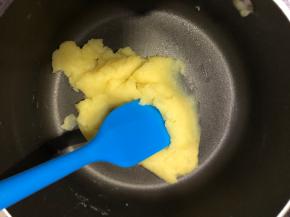 加入提前过筛好的低筋面粉搅匀至没有干面粉，放置凉透