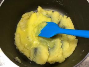 少量多次加入蛋液，每次都搅匀后再加入下一次