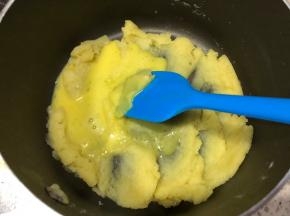 少量多次加入蛋液，每次都搅匀后再加入下一次