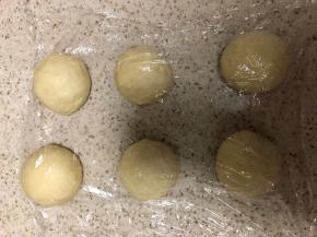 取出排气，分成6个面团，盖保鲜膜醒面15分钟