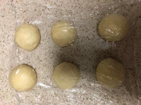 取出排气，分成6个面团，盖保鲜膜醒面15分钟
