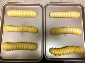 裱花袋剪小口，横向挤在面包上