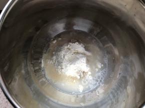 4种食材放入厨师机桶中