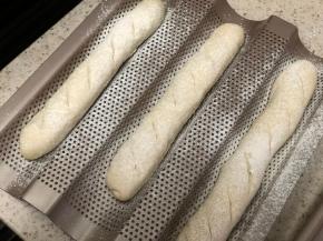 发酵至两倍大，筛面粉，割口