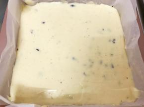 用刮刀刮平表面