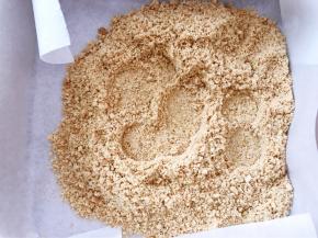 模具里铺上油纸
消化饼干用擀面杖擀成末