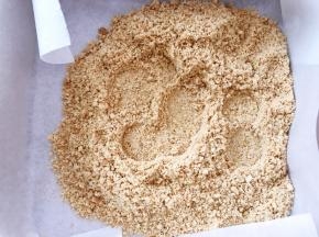 模具里铺上油纸
消化饼干用擀面杖擀成末