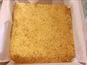 用勺子压紧压实
做好的饼干底放入冰箱冷藏半小时