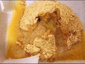 倒入融化的黄油拌匀