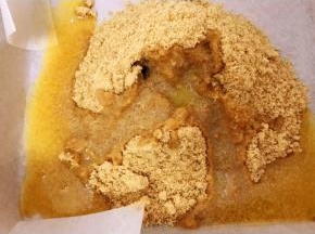 倒入融化的黄油拌匀