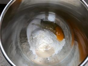 准备面包的所有食材除了黄油和水，放厨师机中