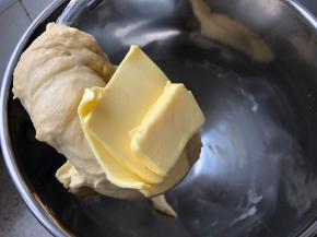 开始揉面，缓慢加水，揉10分钟后加入软化黄油继续揉10分钟 