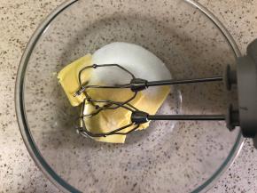 准备菠萝皮的黄油，提前软化，加入糖和盐，低速搅匀，搅至看不见糖就可以了