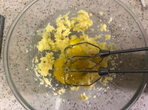 少量多次加入蛋液，每次都要搅匀后再加入下一次    