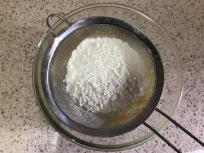 提前把面粉泡打粉搅匀，然后过筛到黄油盆中   