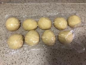 取出排气，分成9个，盖保鲜膜醒面15分钟  