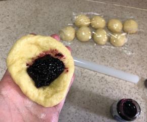 按扁面团，放一小勺果酱，包起来