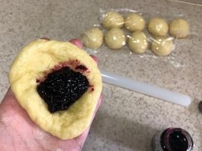 按扁面团，放一小勺果酱，包起来