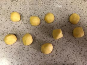 把菠萝皮的面团分成9个  