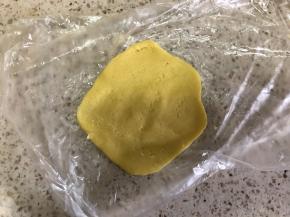 用塑料袋当菜板，擀开  