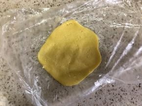 用塑料袋当菜板，擀开  