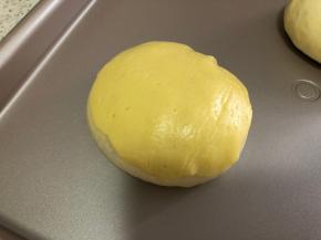 放到发酵好的面团上  