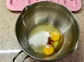 准备鸡蛋，糖，香草精放入盆中