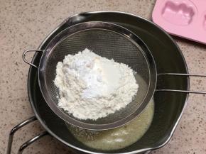 提前混合泡打粉和低筋面粉筛入盆中