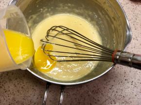 加入融化黄油，搅匀