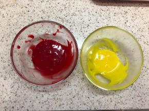 加入红丝绒液和黄色色素搅匀