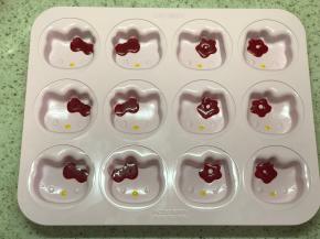 蝴蝶结处挤红色面糊