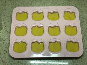 取出，倒入原味面糊