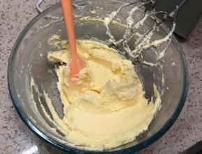 黄油提前软化，低速打发半分钟至顺滑，筛入糖粉，先低速拌匀，然后高速打发至膨胀发白