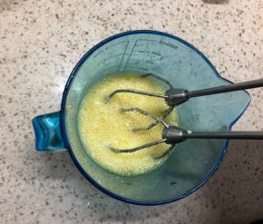 鸡蛋液用打蛋器搅匀