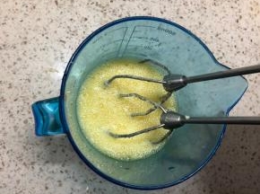 鸡蛋液用打蛋器搅匀