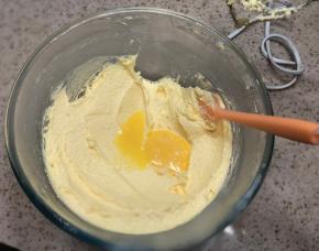 分5次至少5次，加入黄油中，每次都要打发均匀后再加入下一次，不然会造成水油分离的现象