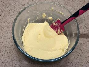 加完蛋液的黄油糊是细腻的