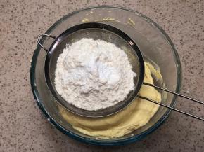 泡打粉提前和面粉搅匀，再筛入黄油糊中