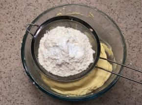 泡打粉提前和面粉搅匀，再筛入黄油糊中