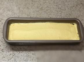 挤在模具中，刮平