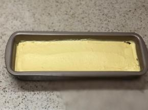 挤在模具中，刮平
