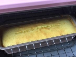 烘烤20分钟时，用刀划开表面