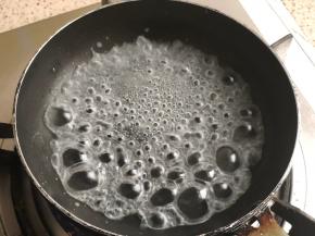 此时煮糖水，把糖和水煮开，离火晾凉