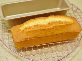 蛋糕烤好，取出