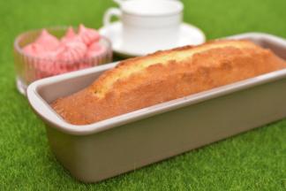 .因为模具是不粘的，可以很方便的离模，不需要晾凉，带着隔热手套脱模，把糖水刷在蛋糕上，角落棱角处多刷些，趁热刷非常好刷，蛋糕很容易吸进去糖水