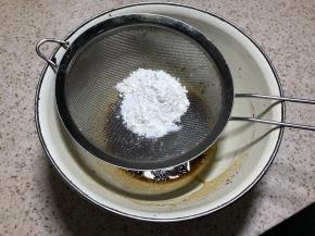 筛入低筋面粉搅匀