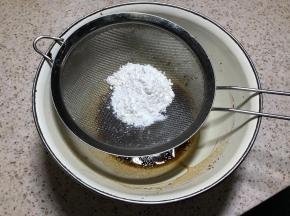 筛入低筋面粉搅匀