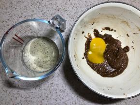 准备一个鸡蛋，蛋黄放入面糊中