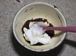 取三分之一加入蛋黄糊中翻拌均匀