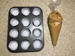 面糊装入裱花袋内，淋膜纸放入模具中